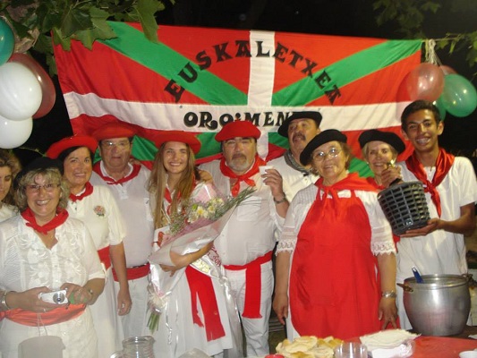 Integrantes del CV Oroimenez de Los Toldos en su stand. La Fiesta de Colectividades de Los Toldos tuvo lugar el 1 de diciembre. La representante vasca, Korali Otermin Luberriaga (en el centro con el ramo) fue elegida Reina del festejo (fotoEE)